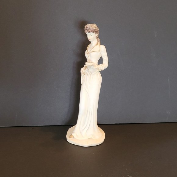 Elegant Lady Reader Sculpture in Resin - Picture 10 of 11